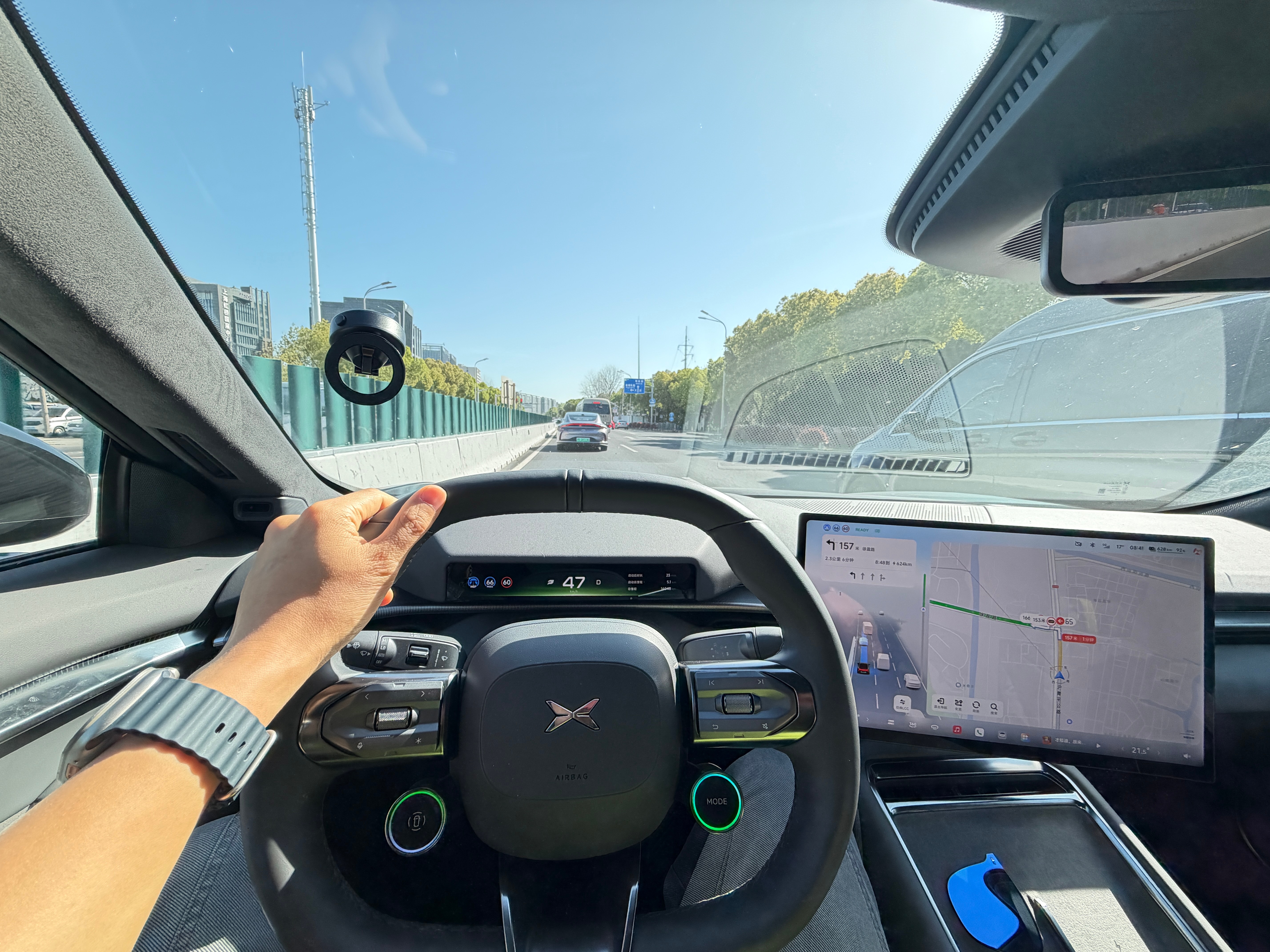 今天送娃，让VLA 2.0 开了一段单车道窄路双向回车通行。博弈逻辑以及靠边让行