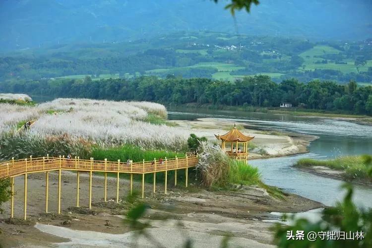 七律·盈江
西南胜境唤盈江，
隽秀之名韵里彰。
许是天公情笃厚，
方留佳景梦魂长