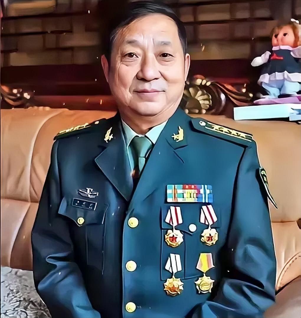 1978年底，26岁的副连长刘保健回家探亲，父母催婚催得急，他硬着头皮相亲，却在