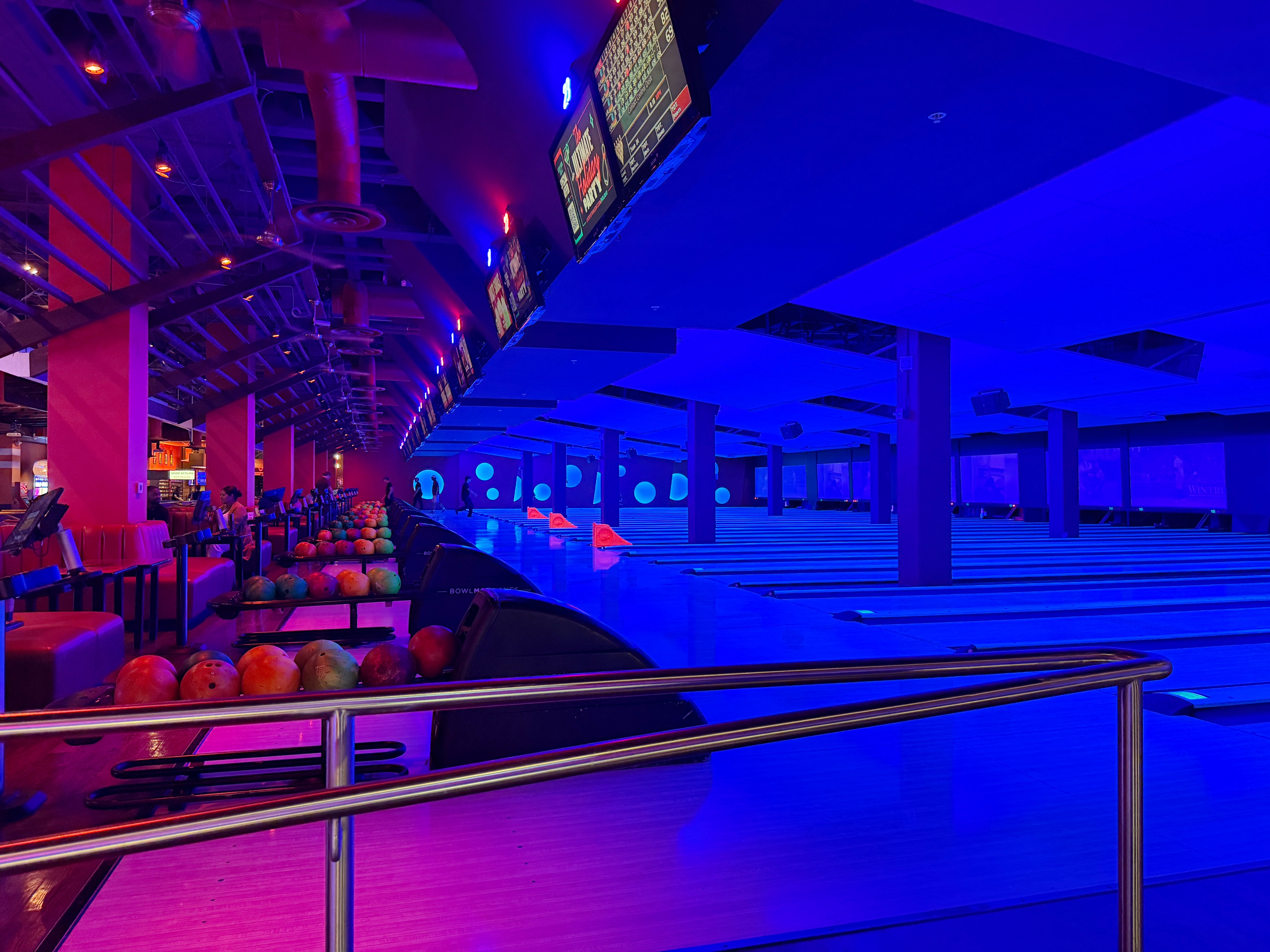 晚上团建，打保龄球🎳感觉是个很古早的运动，还有人玩这个吗[笑cry]上一次打保