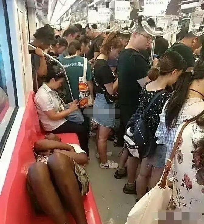 在杭州、广州、深圳等一线城市，网上不时传出黑人在地铁上躺卧霸占座位的新闻。这难道