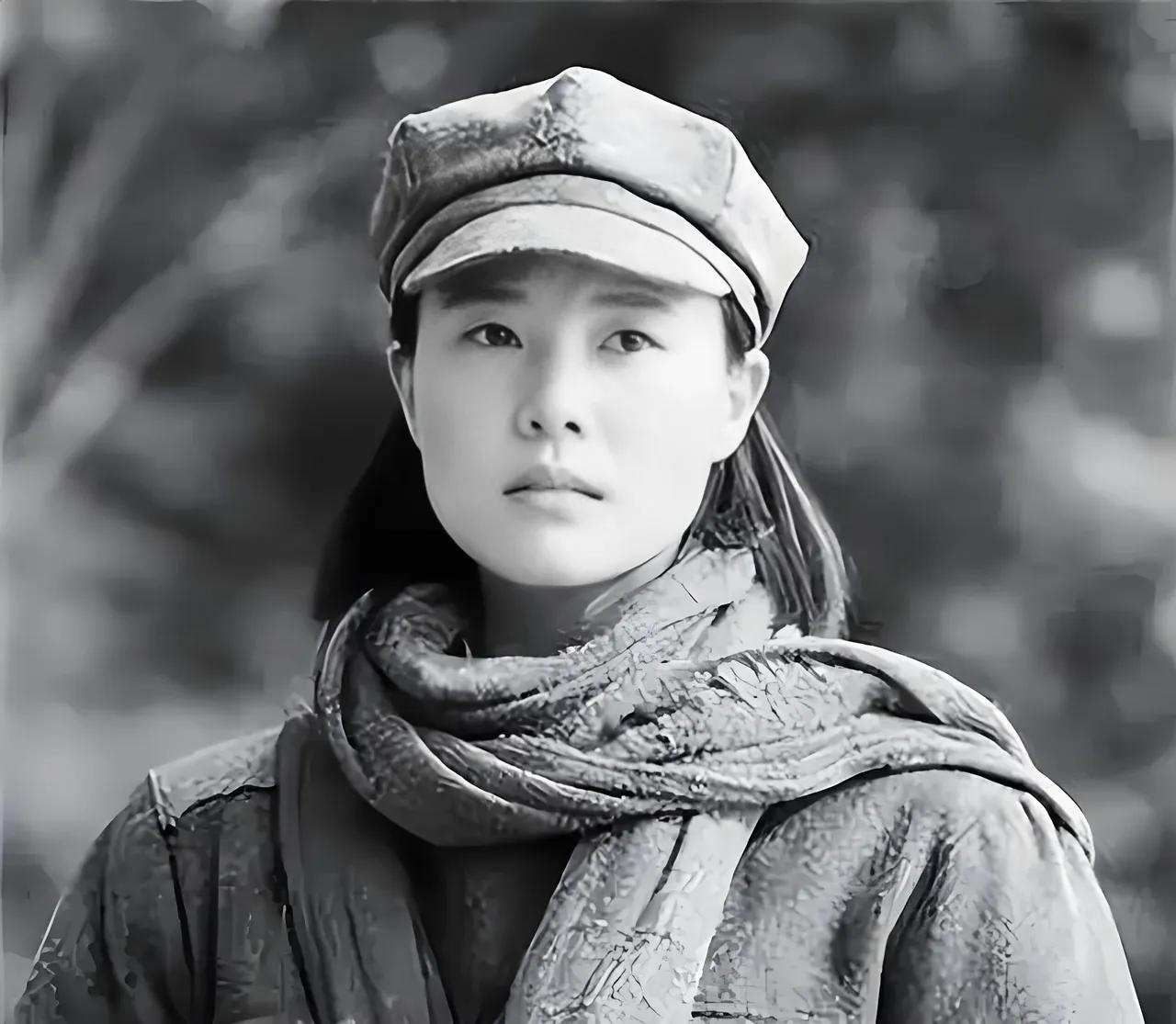 1937年，15岁女红军被敌人抓住，正要被砍头时，一名敌军官走上前捏住她的下巴：