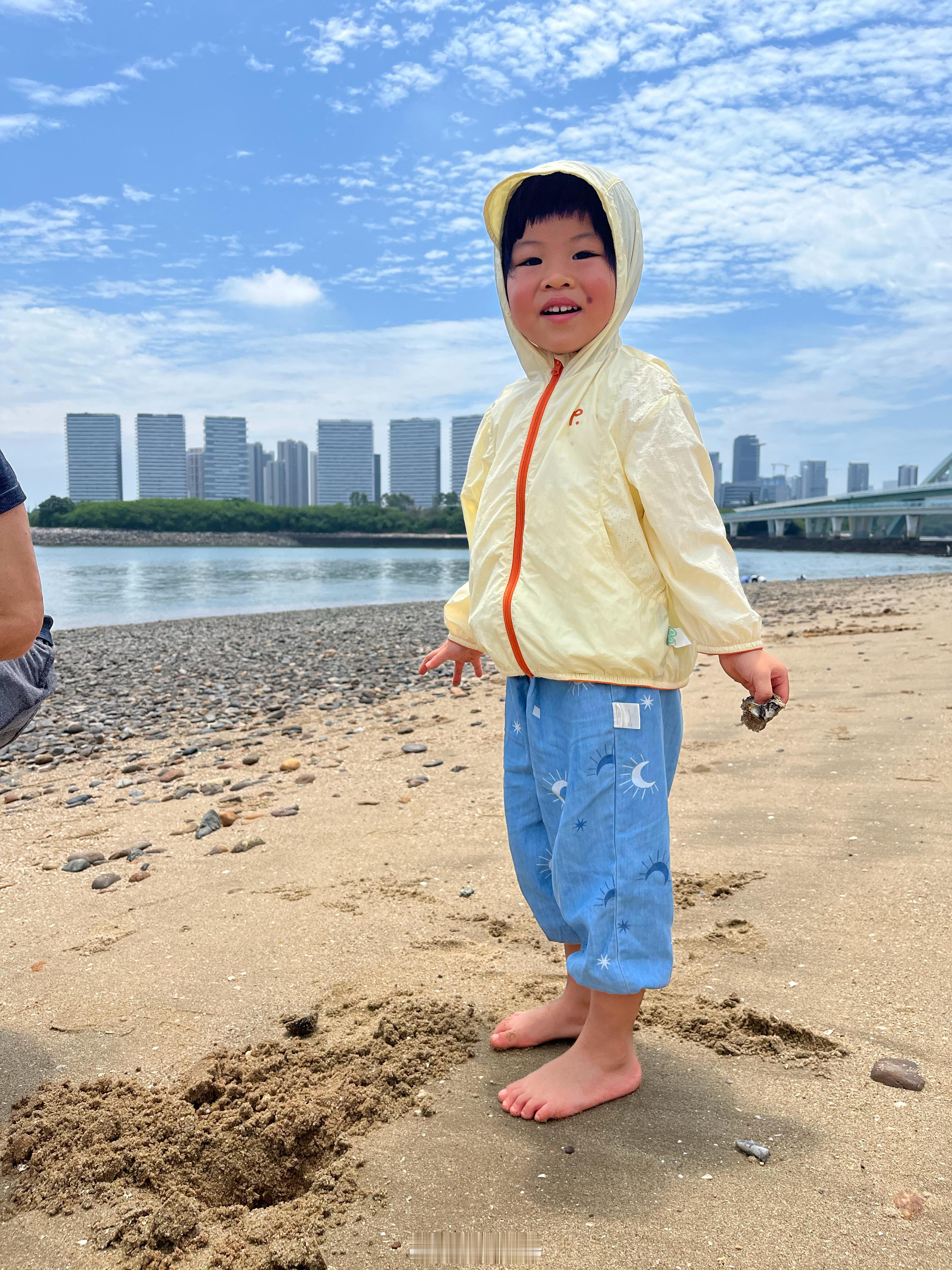 压压爷爷带着球去海边了目前肤色如下 