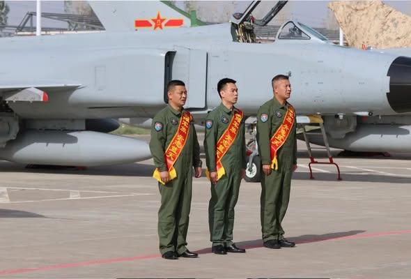 西部战区歼-8F拆除弹射座椅正式告别蓝天，两万米高空拦截任务由谁接替引发外界对防