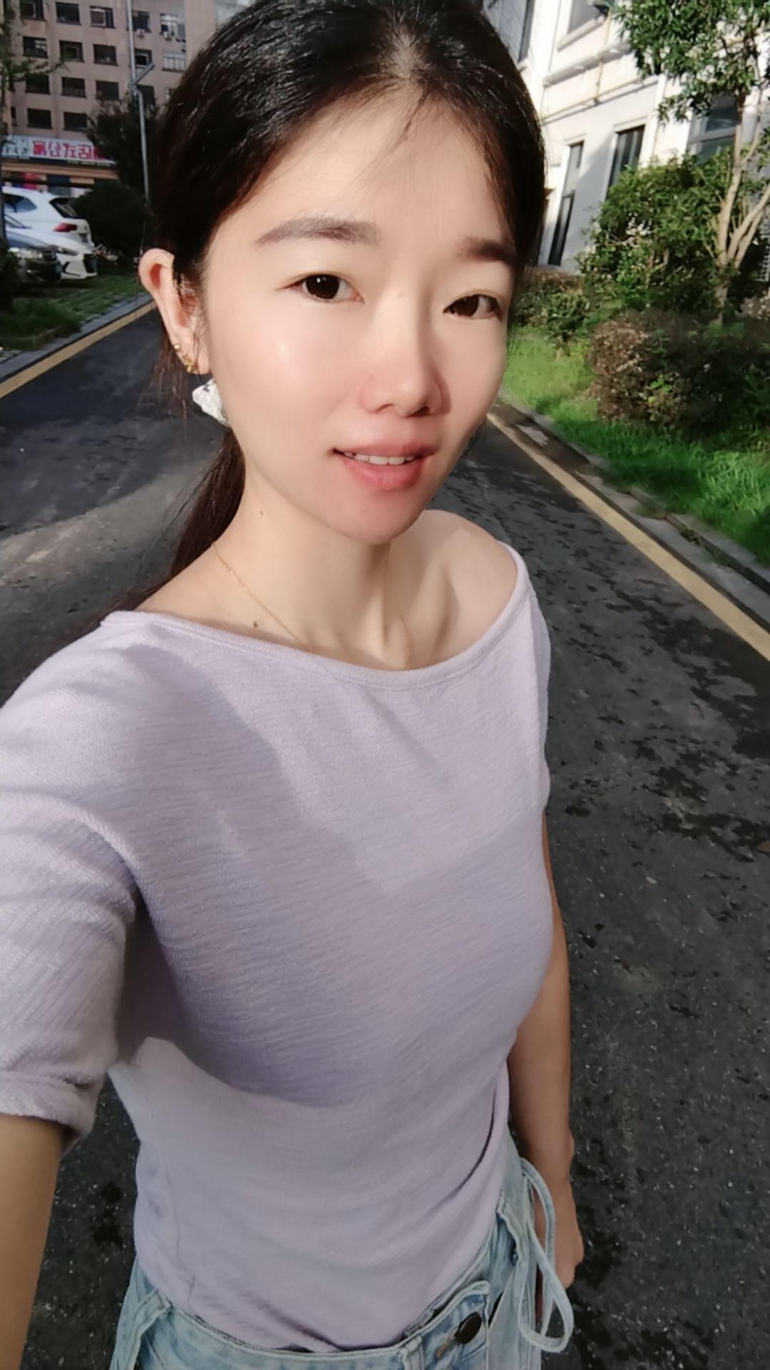 别问我为什么拼命挣钱，因为我不像别人一样，不挣钱也有人养，我不努力挣钱...