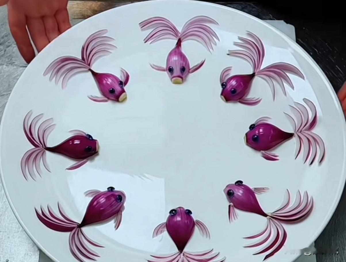 想不到洋葱也能摆出如此优美的图案来，这是不是天赋和艺术共存？