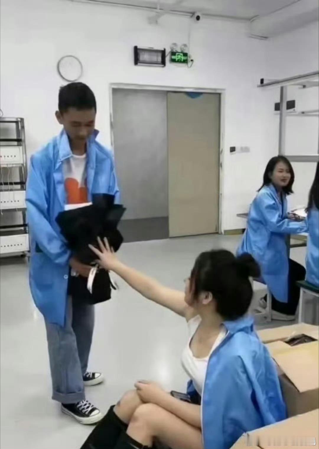 电子厂，小伙真勇啊 ​​​
