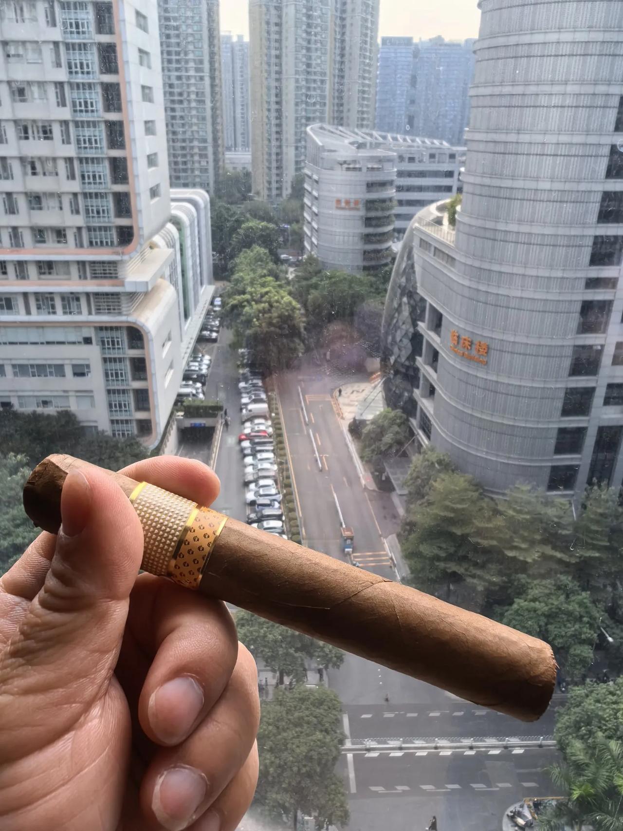 拼命挣钱，其实是在挣一种选择权。之前我朋友父亲生病，因为手里有钱，能直接选最好的