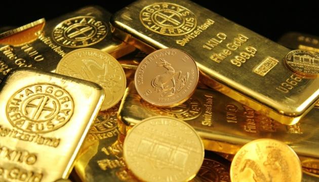 黄金价格首次突破4000美元新高，专家提示相关风险。

纽约金主连今天一度上摸4
