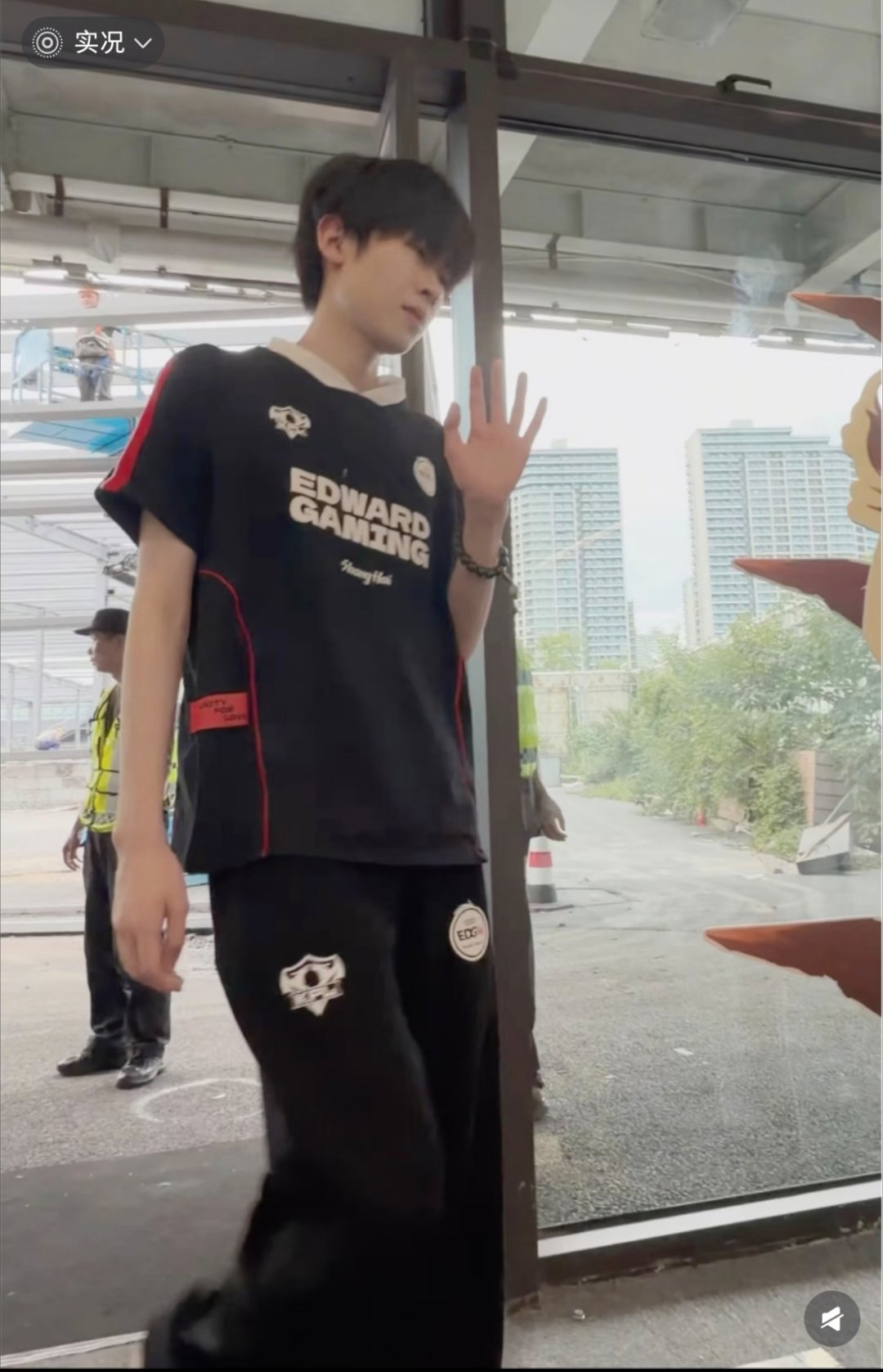 就 你说男孩子我没看到。刚才只有一个纸片人过去 