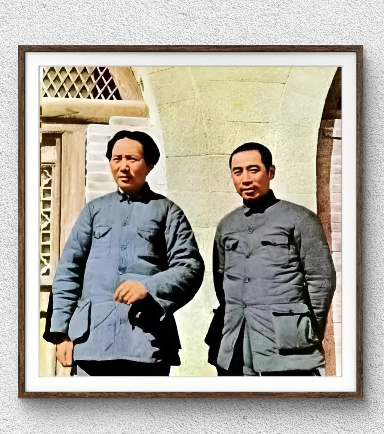 1940年代在延安窑洞前，毛主席和周恩来同志的珍贵合影。