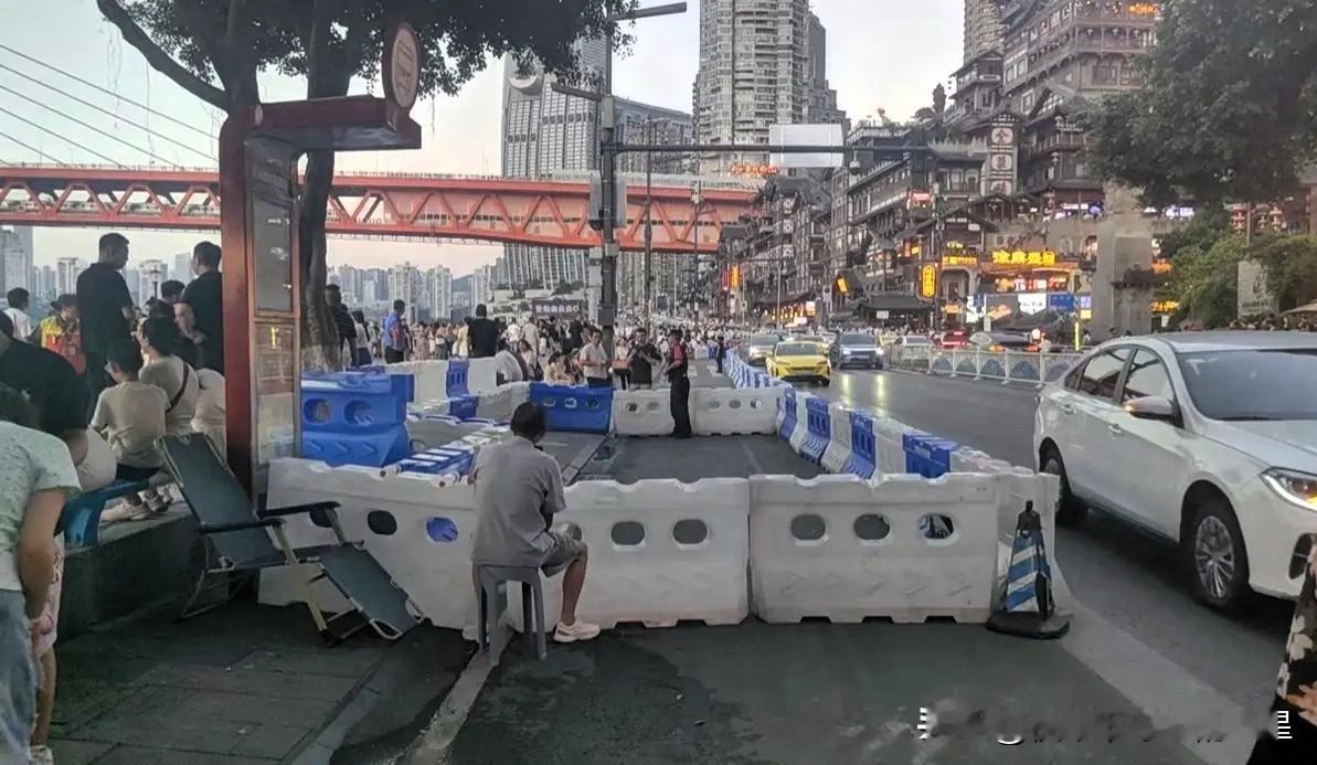 官方通报来了，重庆那对母女触电的原因查清楚了。
 
8月25号夜里一场大暴雨，渝