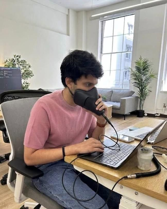 当你vibecoding用语音输入，但又不想打扰别人时图1网图。图2、图3是个日