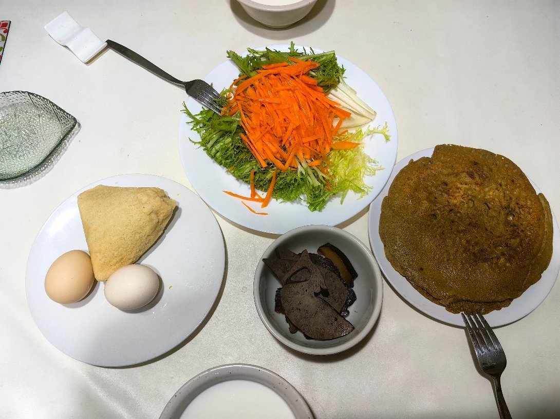 纯荞麦面煎饼，没加面粉和任何调料，说不上好吃，但也没有传说中的那么难吃。现在荞麦