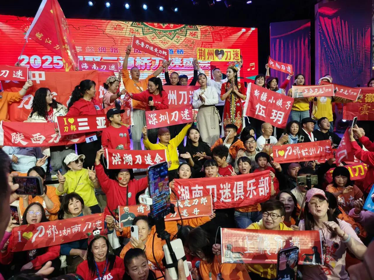 刀郎不停地开演唱会，原因可太暖心了。53岁的他，生理机能不比当年，高音吃力、低音