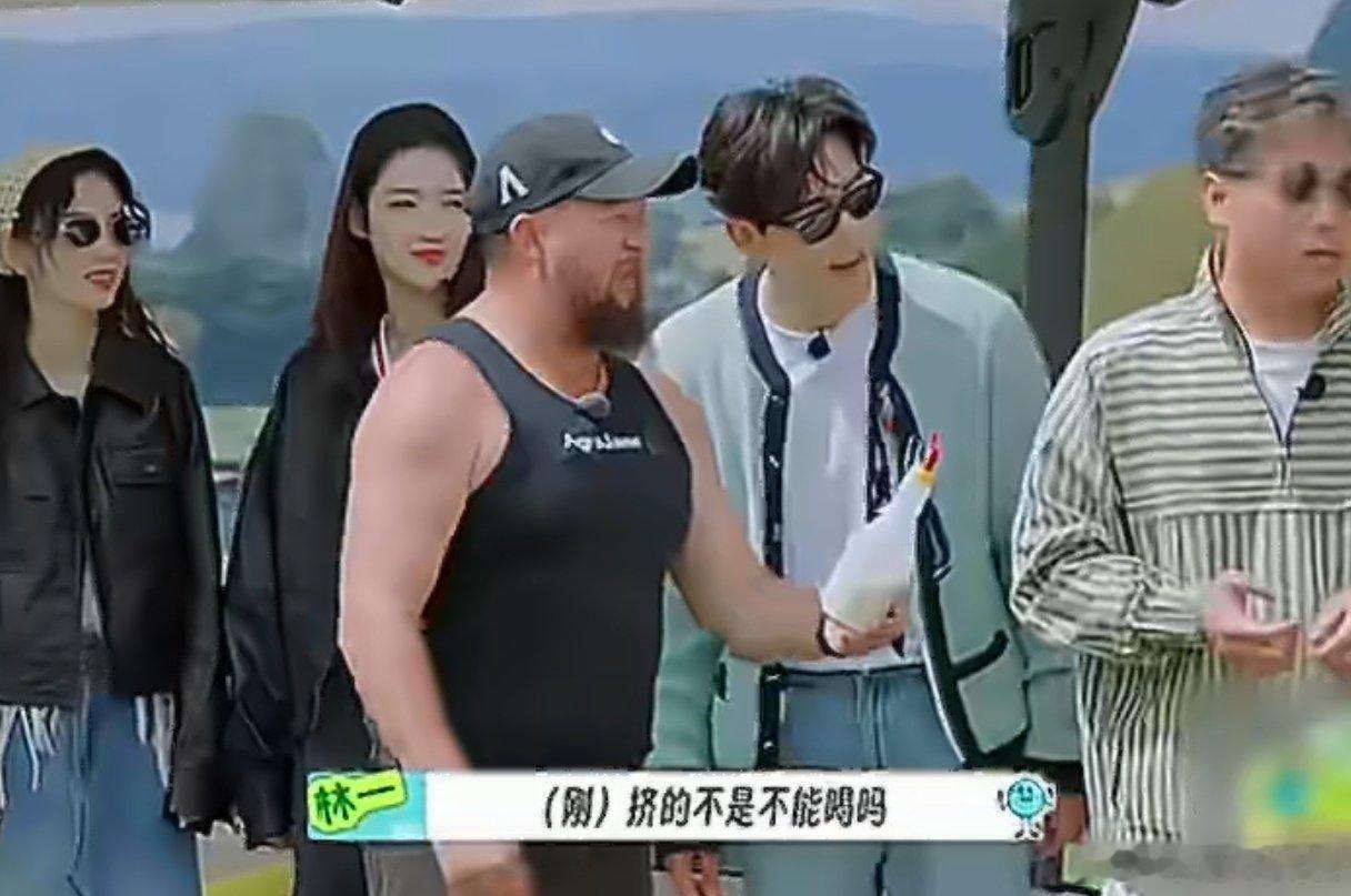 龚俊嫌弃的表情不像演的 龚俊用脸给了个吐槽 看着眼前出人意料的操作，大家纷纷面露