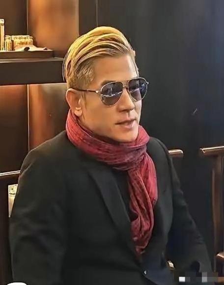 爆料！爆料！
总觉得郭富城不太对劲。
郭富城自己一个人低调飞到上海，没带助理，就