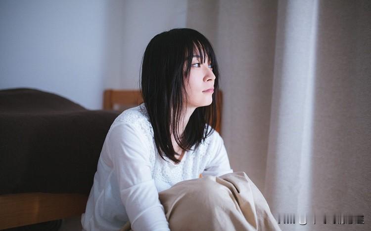 女人一旦偷过情，这几个身体表现是藏不住的：
1、抗拒肢体接触，下意识和你保持距离