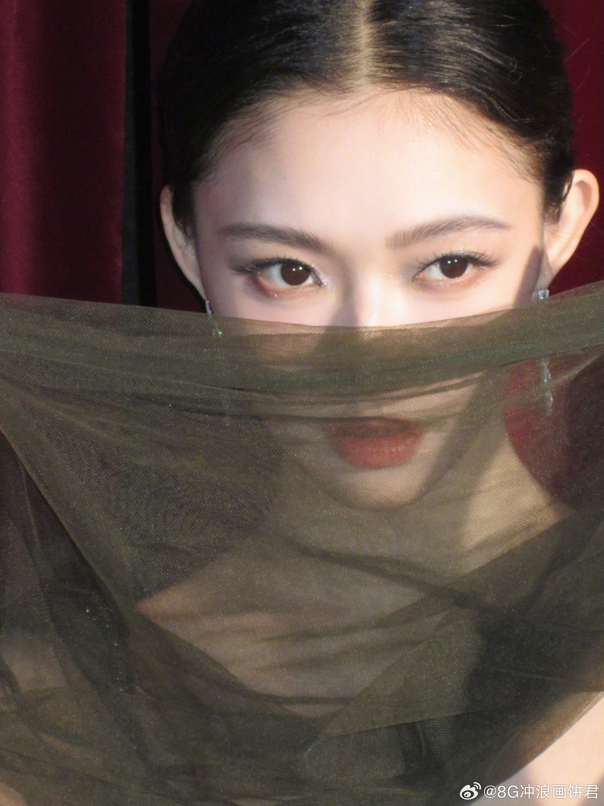 林允 维纳斯女神 栩栩华生红毯惊现“维纳斯”！林允穿民族风情吊带长裙，薄纱披肩添