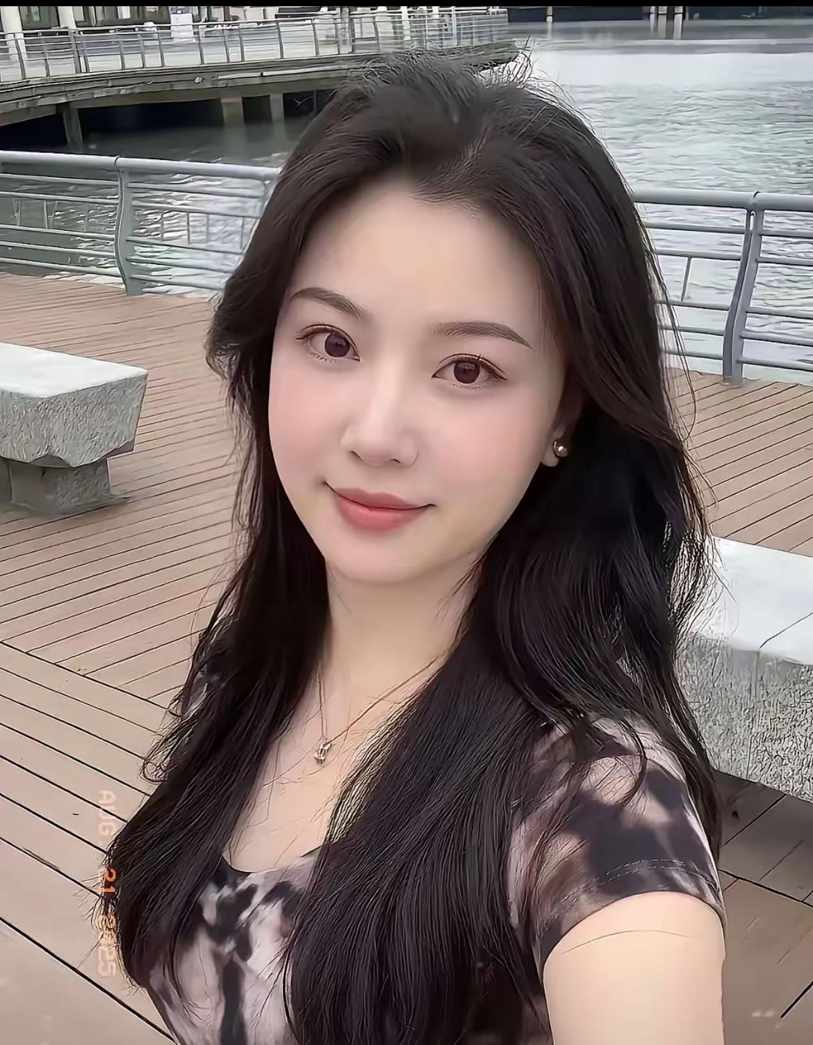 什么是幸福？
幸福其实：
就是每天有人惦记，
早上有人催你吃饭，
晚上等你一起聊