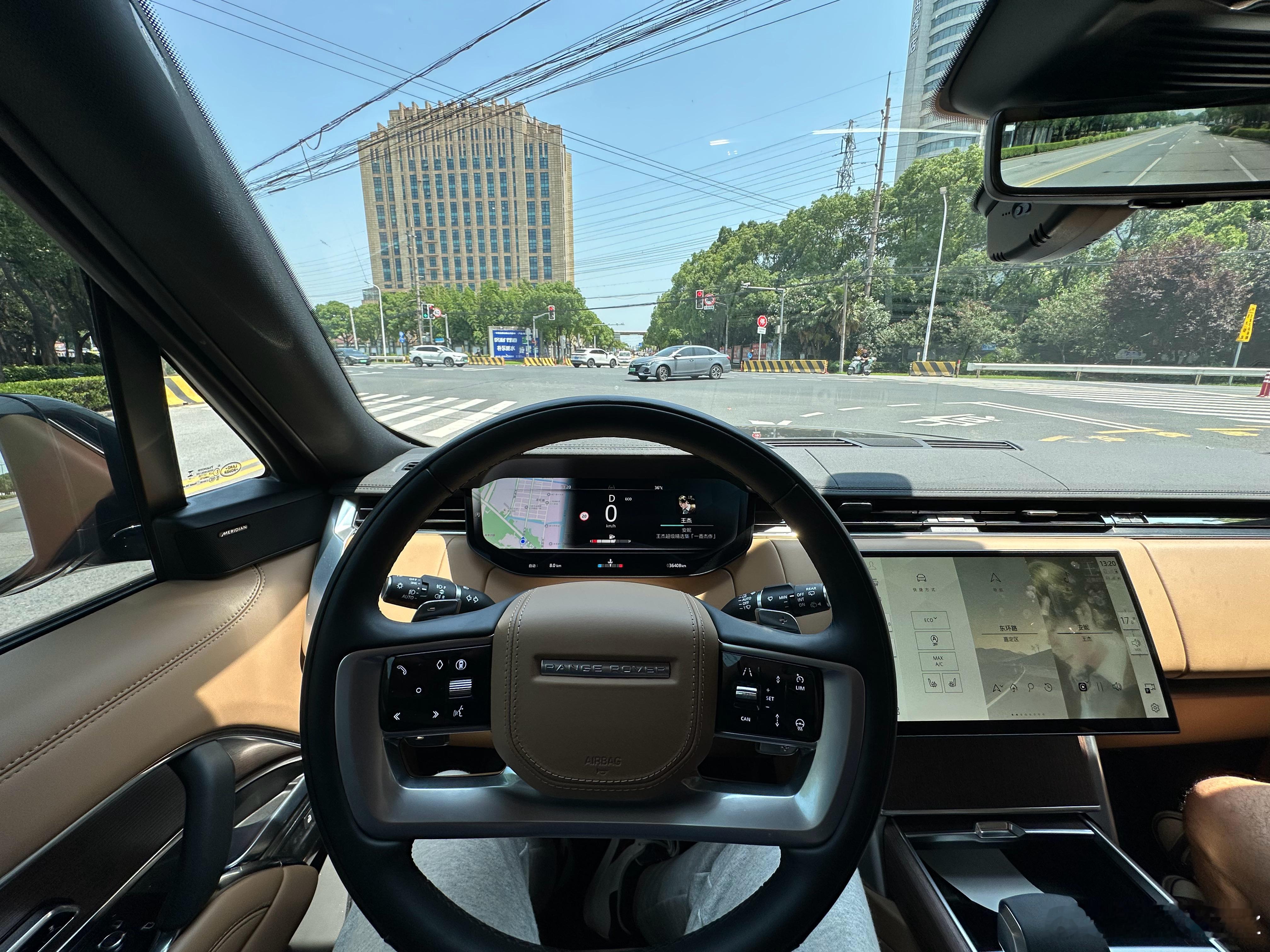 中改的新揽胜选舒适模式开着不爽，油门和变速箱反应又窜又顿挫，悬架也有点松散选到E
