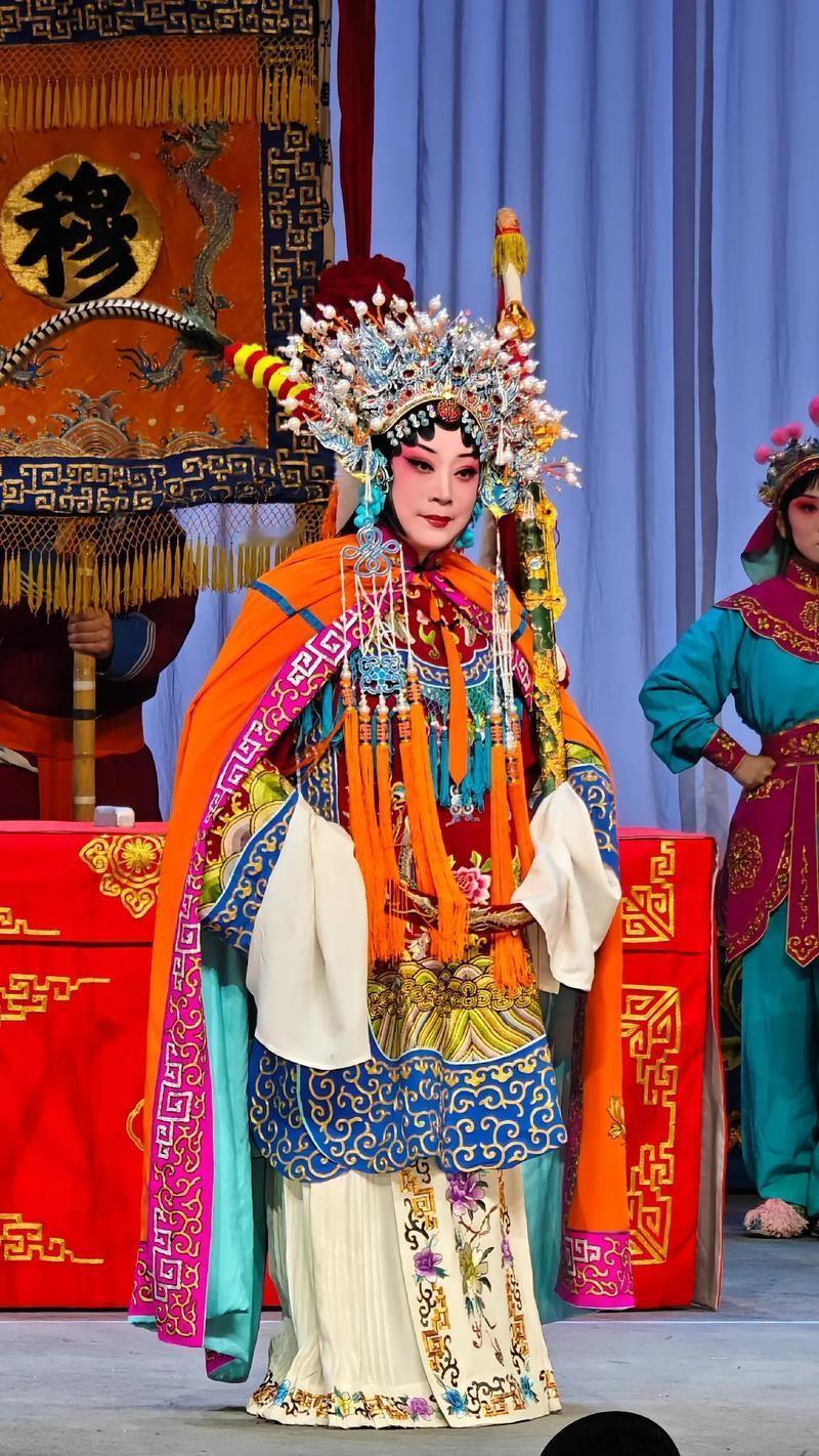 雪天演员卖力唱豫剧台下无人离场大雪天，河南豫剧演员冒着雪坚持完成演出，台下的观众