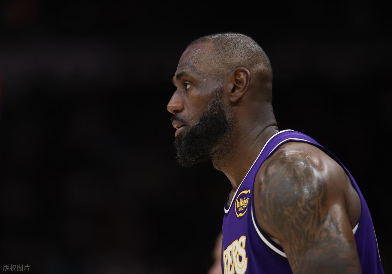 詹姆斯半场0分！湖人落后活塞13分！
东契奇首节火力全开，一人独得17分，帮助湖