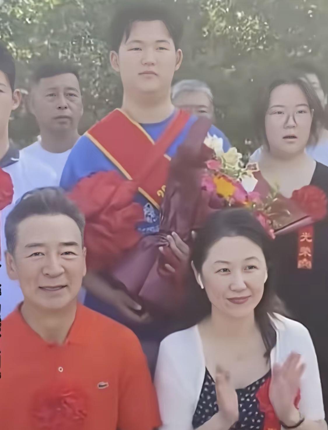 荧幕上是威严的陆振华，生活里是满心骄傲的老父亲。72岁寇振海携全家回乡祭祖，庆祝