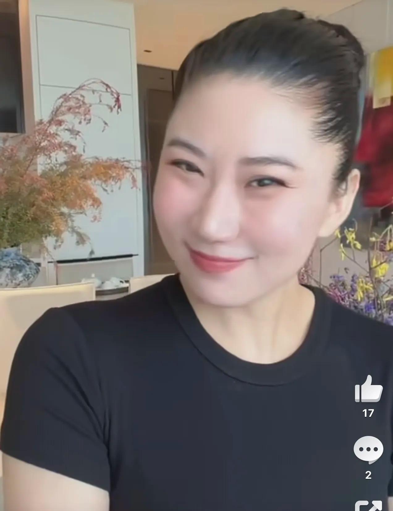 谢贤前女友coco说：
 
我告诉大家一个秘密，我和四哥刚认识不久我们去卡拉OK