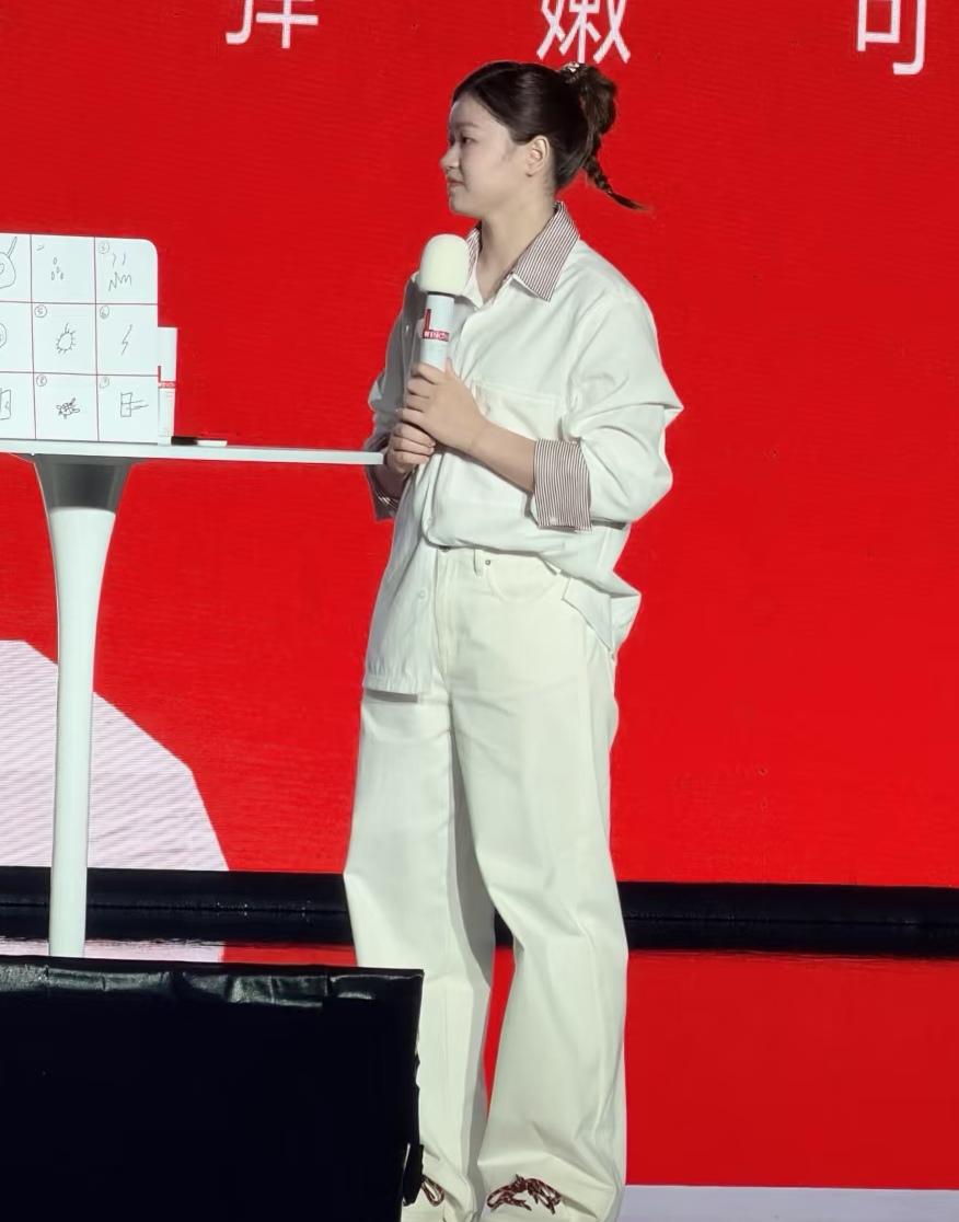 全红婵真该考虑换个造型师了。
她那个身条，明明穿长裤配短袖最好看，腿和胳膊的比例