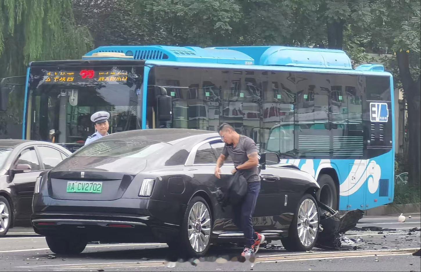 陈震劳斯莱斯发生车祸 看来是震哥了都热搜第一了[允悲]不知道双方是怎么个情况，人