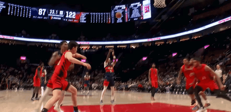 这个判罚，杨瀚森到底冤不冤？
今天开拓者对阵奇才的比赛中，杨瀚森抢篮板卡位时，被