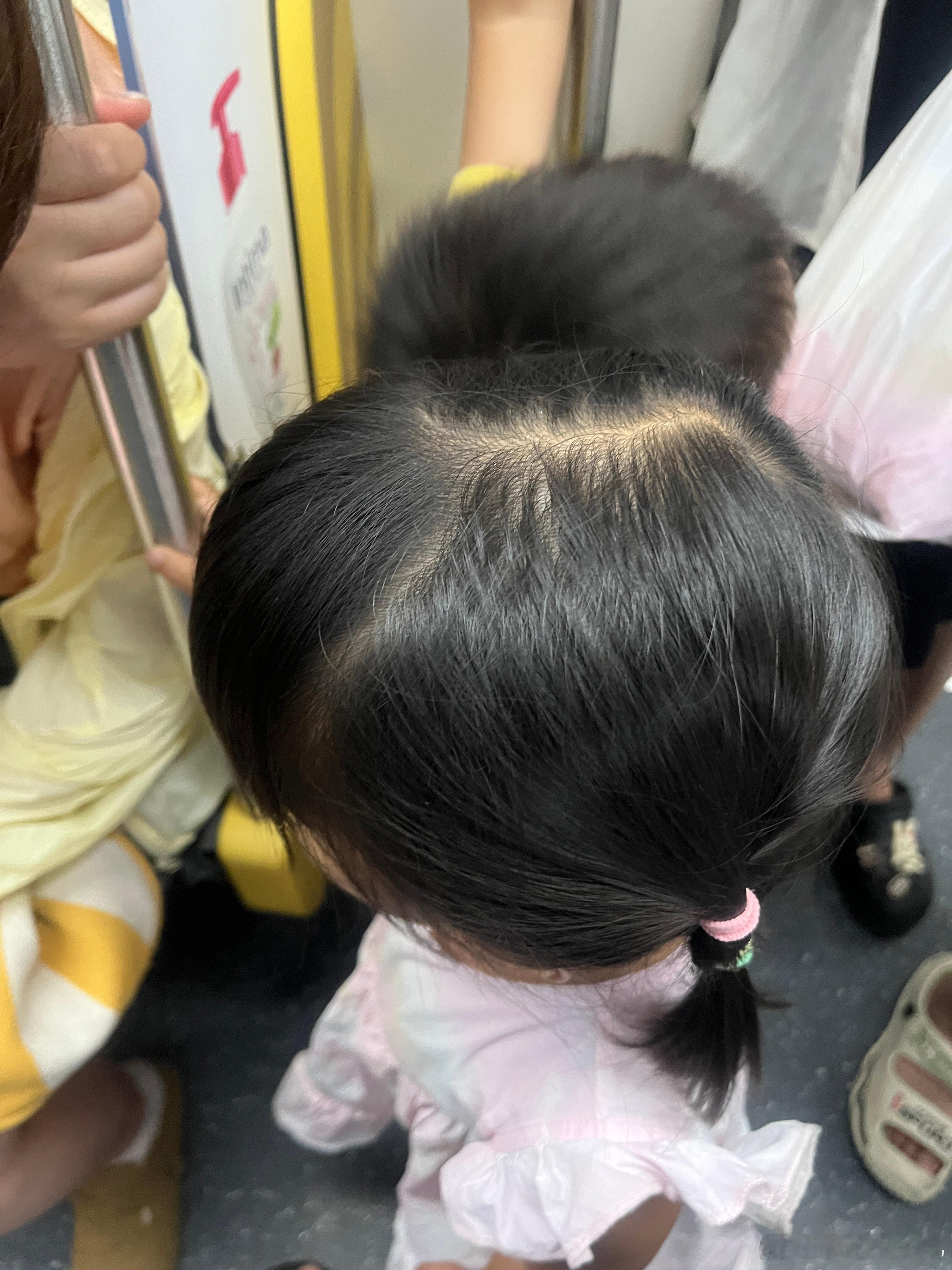 柠宝在偷看在看别人的手机。张雅琪晒中餐厅10图