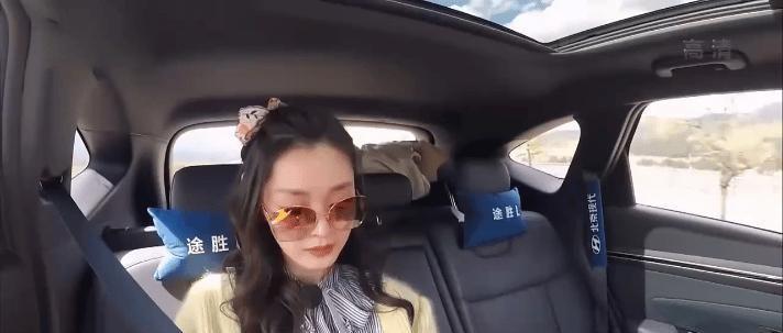 窦骁和何超莲，最近又被推上了舆论风口浪尖，分居、婚变、感情冷淡，瓜友们一边嗑糖一
