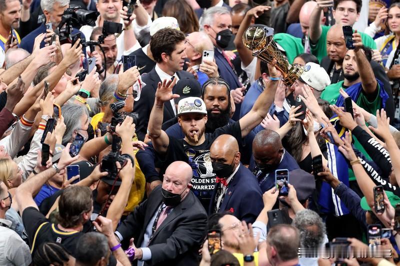 NBA球队三巨头的薪资（1）

金州勇士队：
1. 斯蒂芬·库里：5960万美元