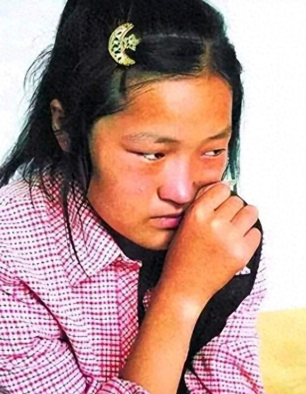 她因不满高考制度，高考故意交白卷，怒写8000字抨击高考制度和教育制度，最后被批