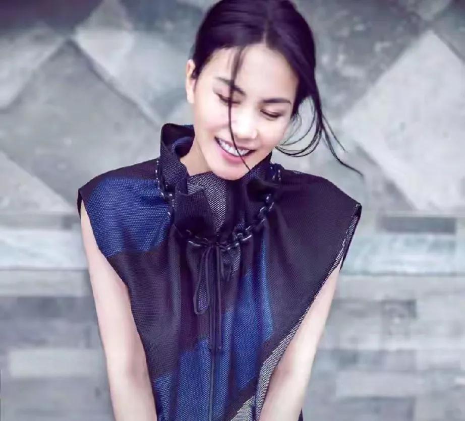 81岁凌碧：从“王菲婆婆”到为儿失眠的老人

        曾经，凌碧因儿子李