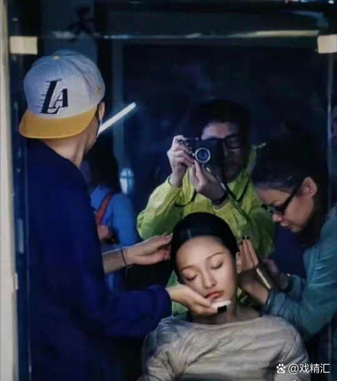 周迅太敬业了，都困成这样了，还坚持上班！ 