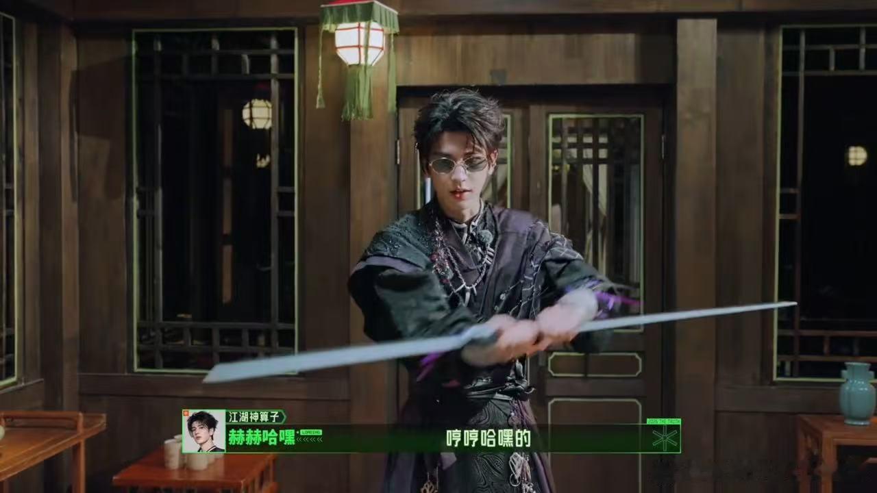 张凌赫怎么忍住不笑的开始推理吧 现场画面反差感十足，大门像是故意捣乱一样极其不给