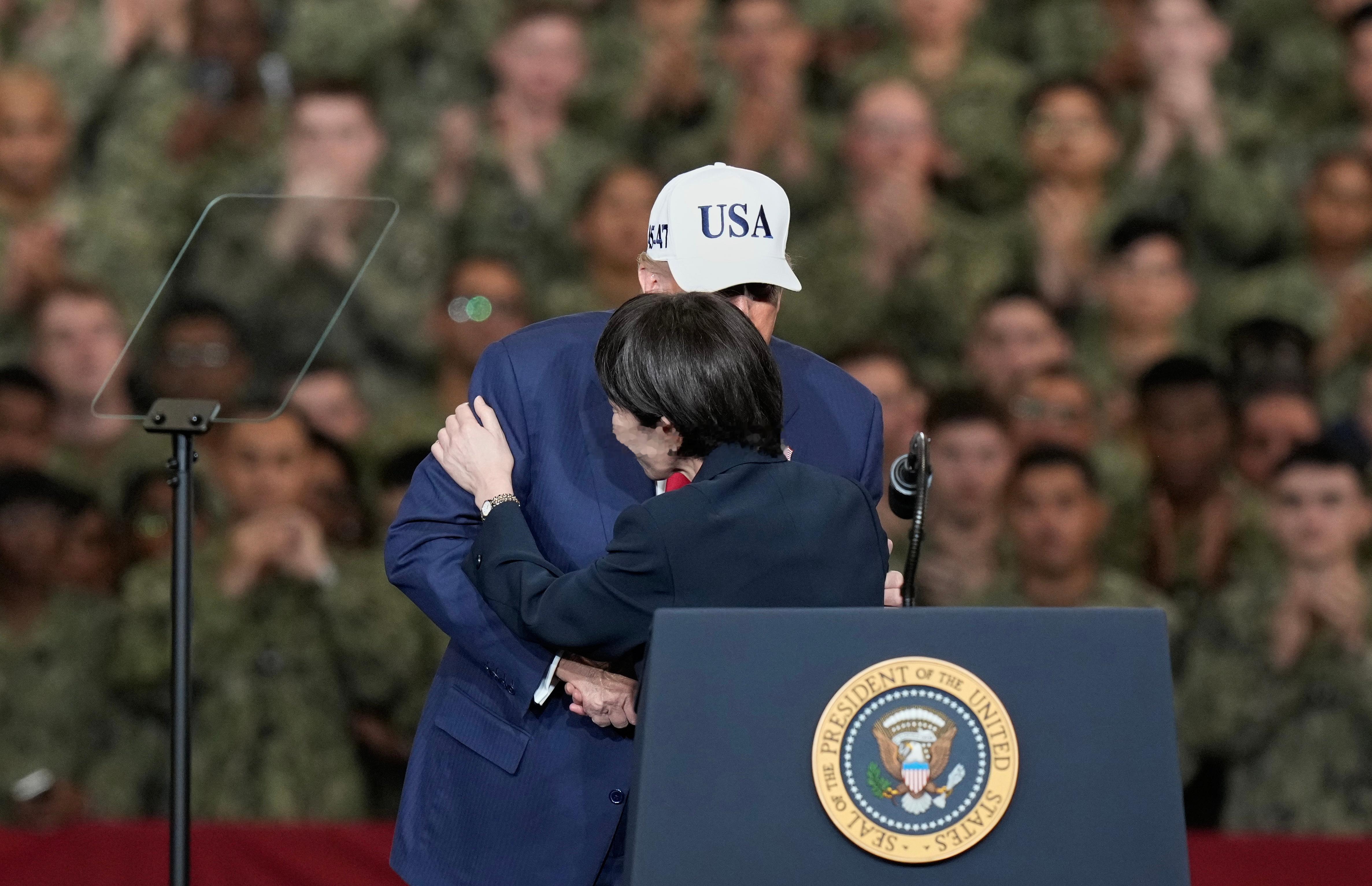 不举的霸总爱上绝经的老丫鬟。特朗普演讲时当众搂住高市早苗 ​​​