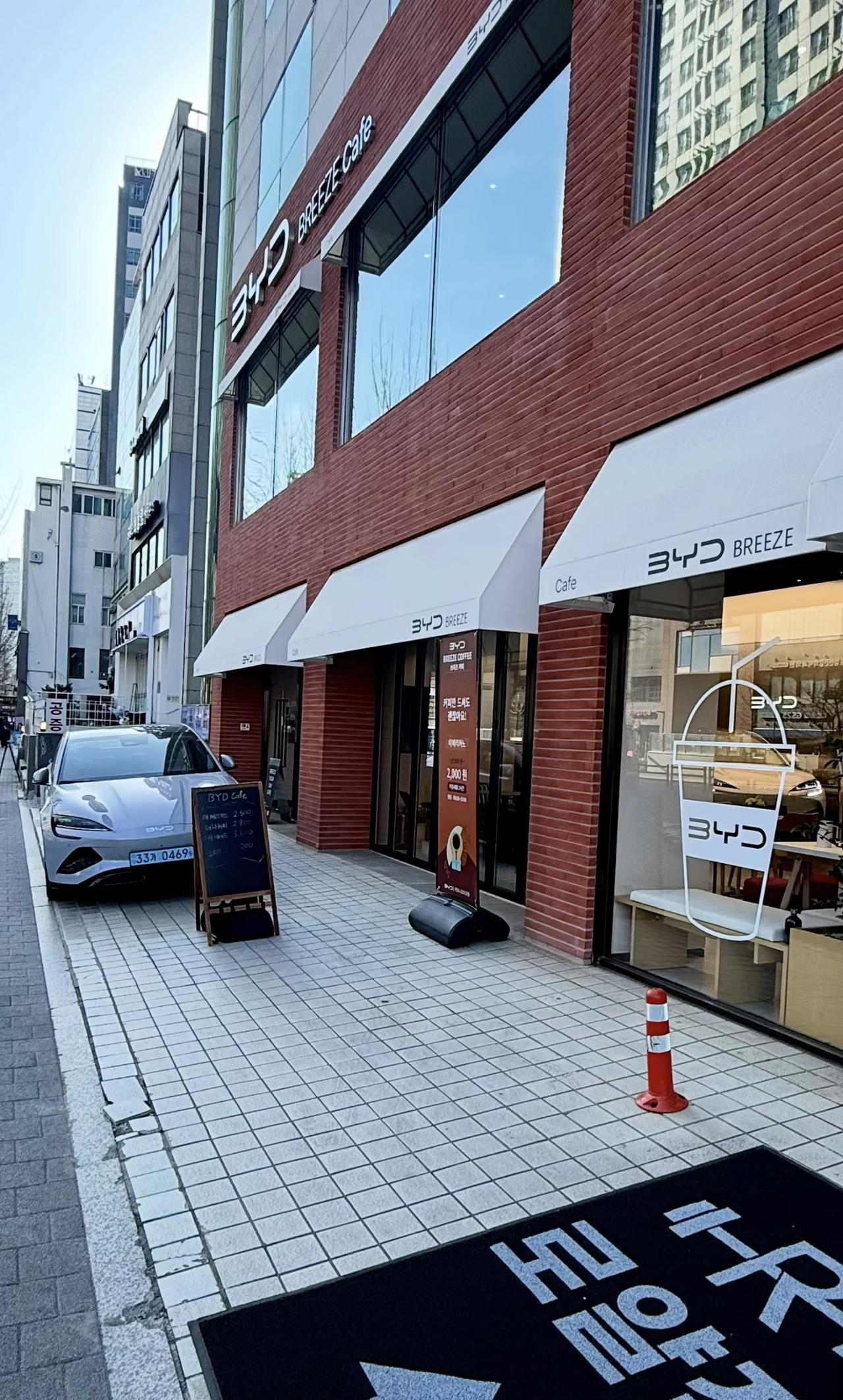 比亚迪在韩国有咖啡店！
这也太融入当地特色了，在韩国开咖啡店，在日本推出轻型车。