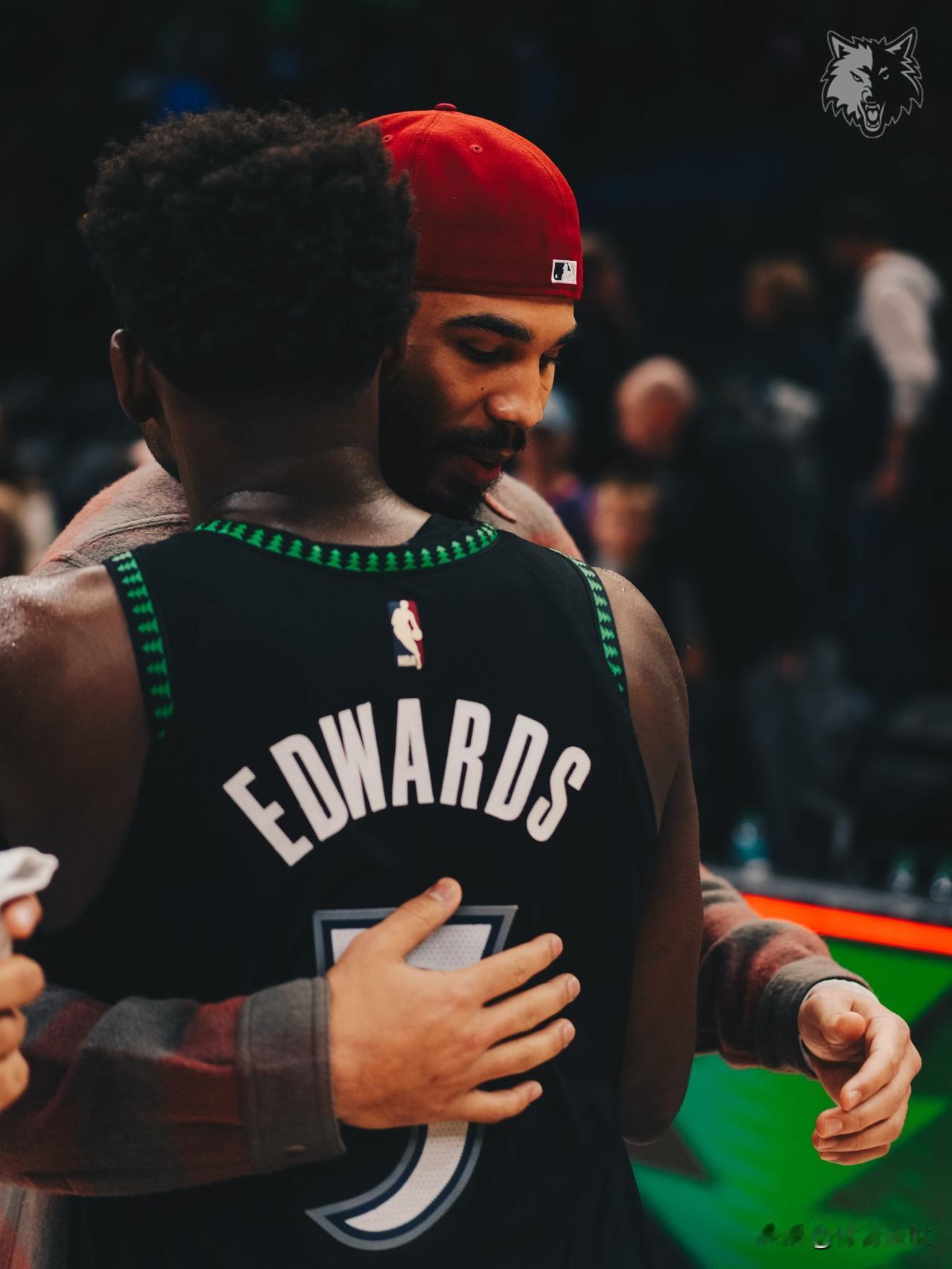 英雄惜英雄，在NBA赛场太常见了。11月30日森林狼主场对阵凯尔特人，森林狼11