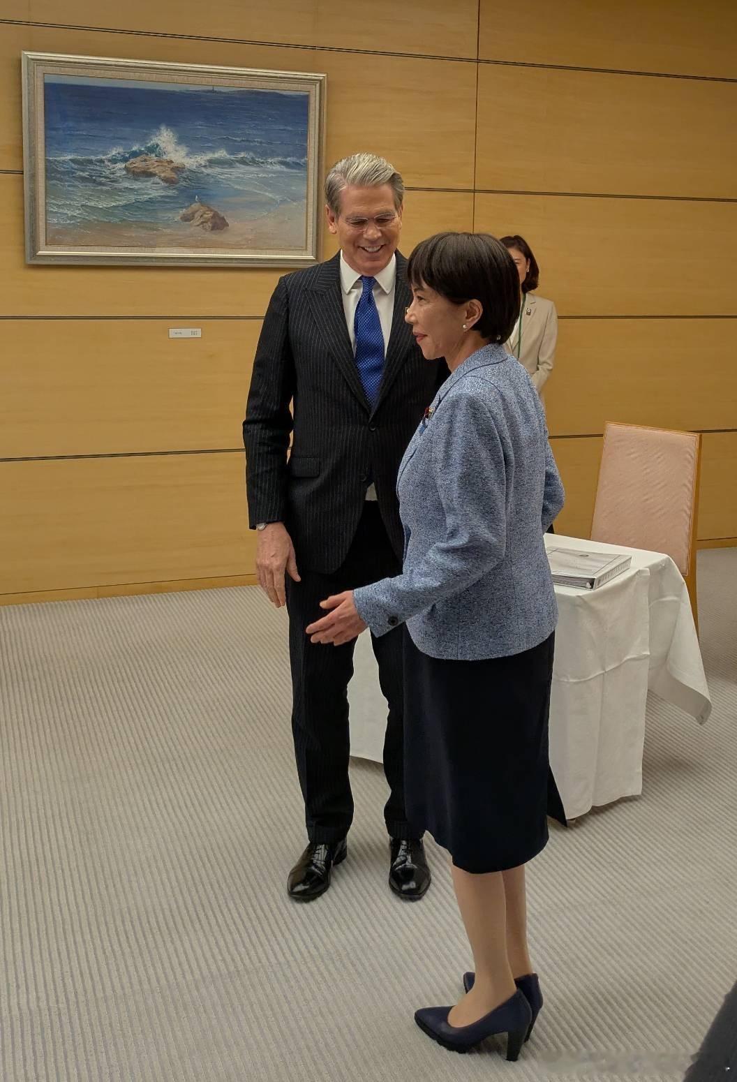 美国财长贝森特已经抵达首相官邸，与日本首相高市早苗进行会谈。海外新鲜事海外新鲜事