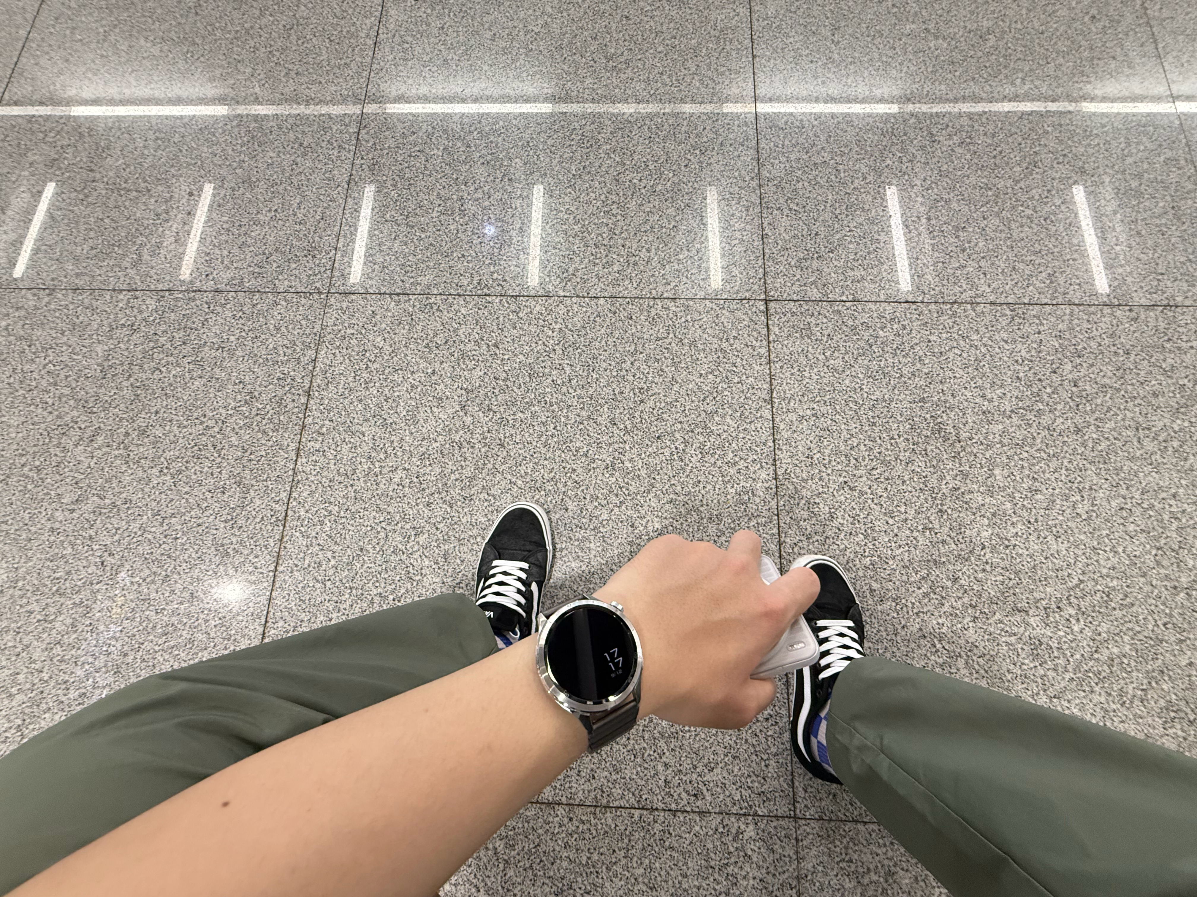 前有追风小叶后有4岁男童被污蔑导致我现在坐地铁什么的看手机第一件事先遮住摄像头懂