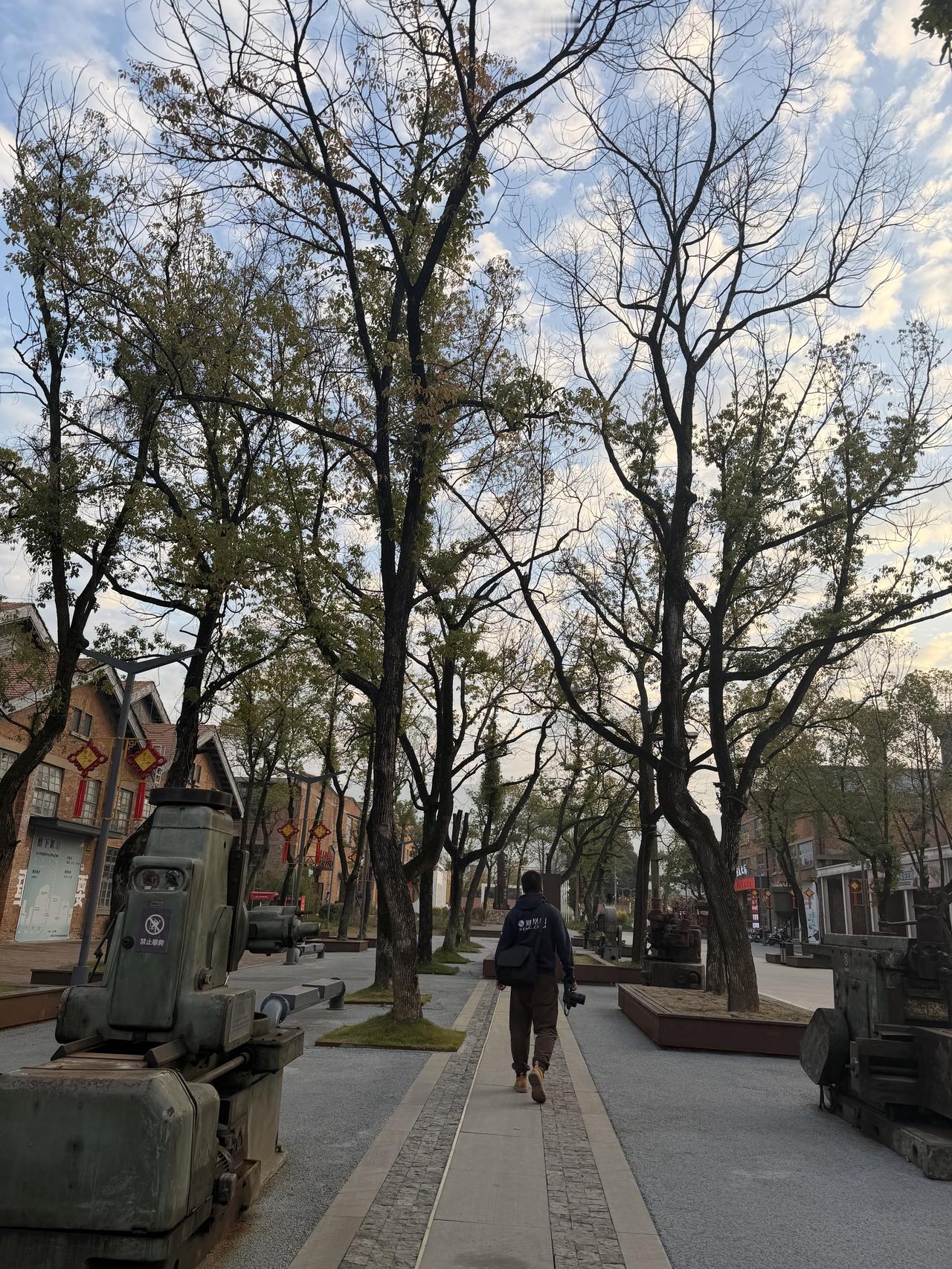 锈带新生：探访九江九动梦工厂工业遗产新地标

红砖墙上的铁锈纹路未褪，冷却水塔已