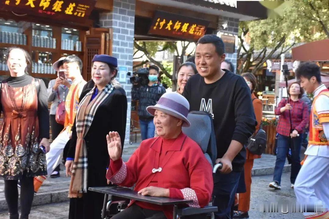 山东1母亲脑出血瘫了，她对儿子说：儿，我想去大理。儿子一口回绝：太远了，去不了。