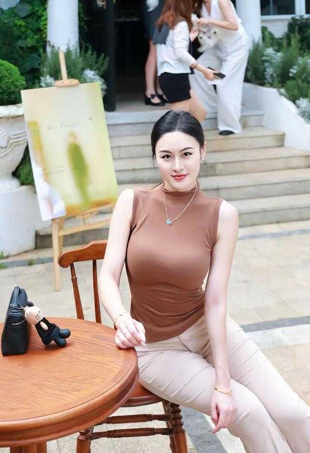 四十多岁，肤白貌美，丰腴圆润，无压力，寻志同道合的人共此生