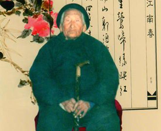 1941年“沂蒙红嫂”马宗英弄到了300发子弹，在送给八路军的路上,遭遇伪军检查