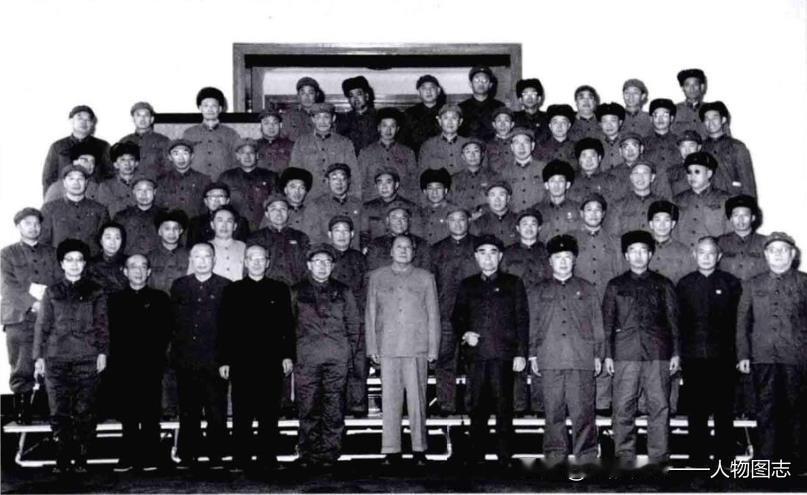 1967年1月22日，毛泽东在人民大会堂接见参加军委碰头会扩大会议的高级将领(第