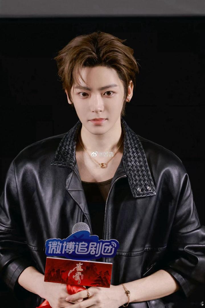 侯明昊回应散装一家人侯明昊回应散装一家人热搜 被侯明昊聊萧无衣的散装家庭戳中了！
